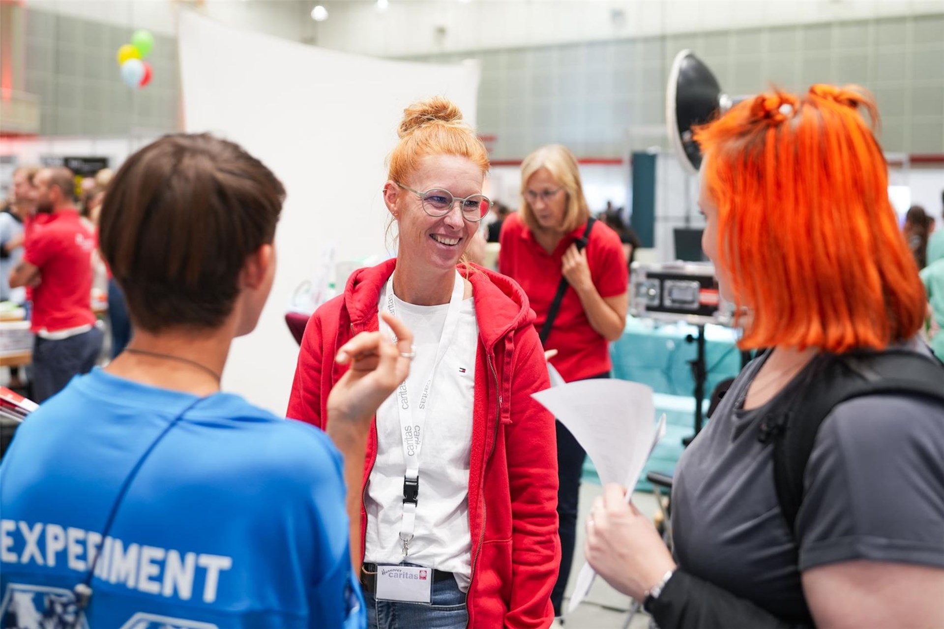 Drei Personen auf der "Langen Nacht der Berufe" 2024