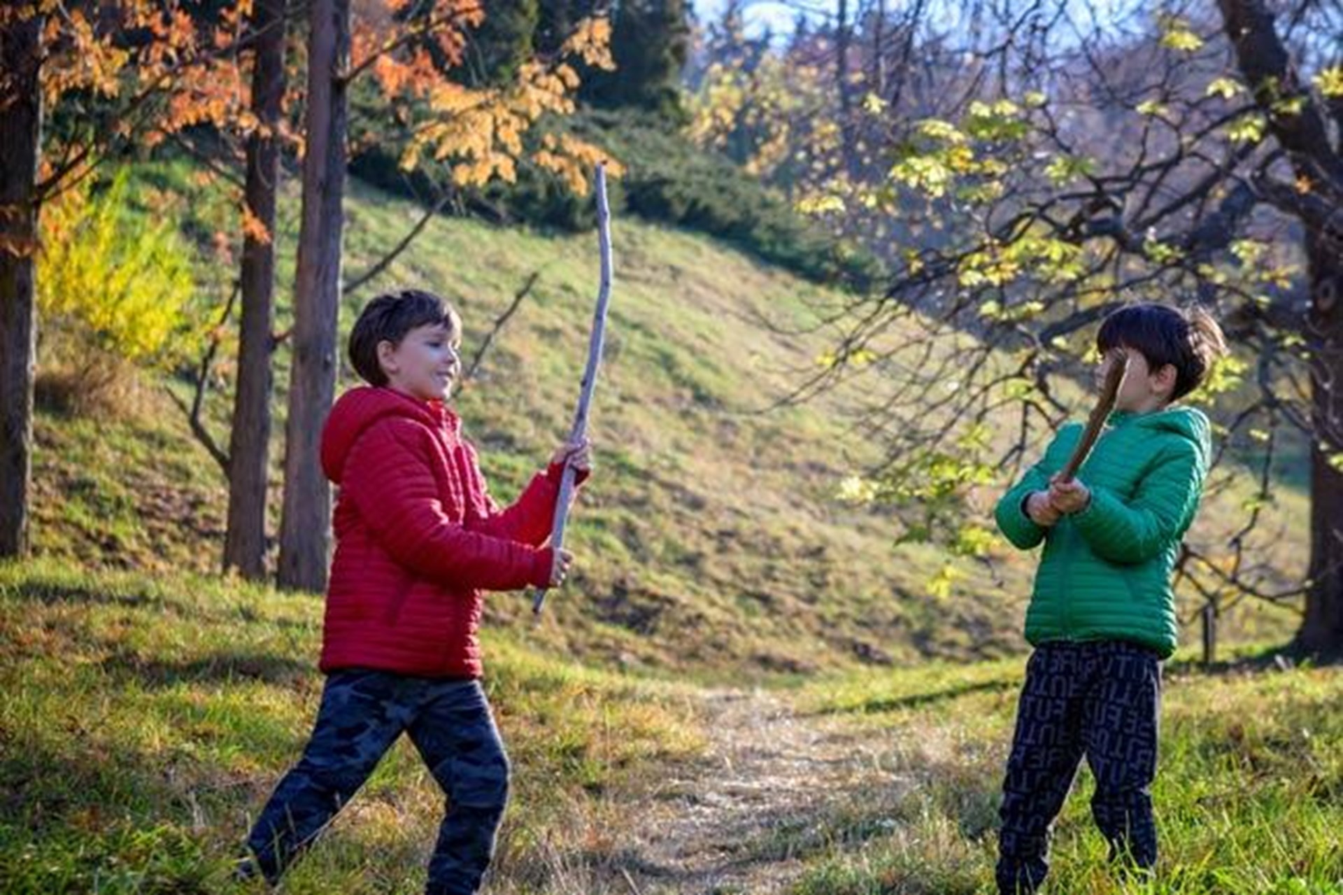 Kinder kämpfen mit Stöckern